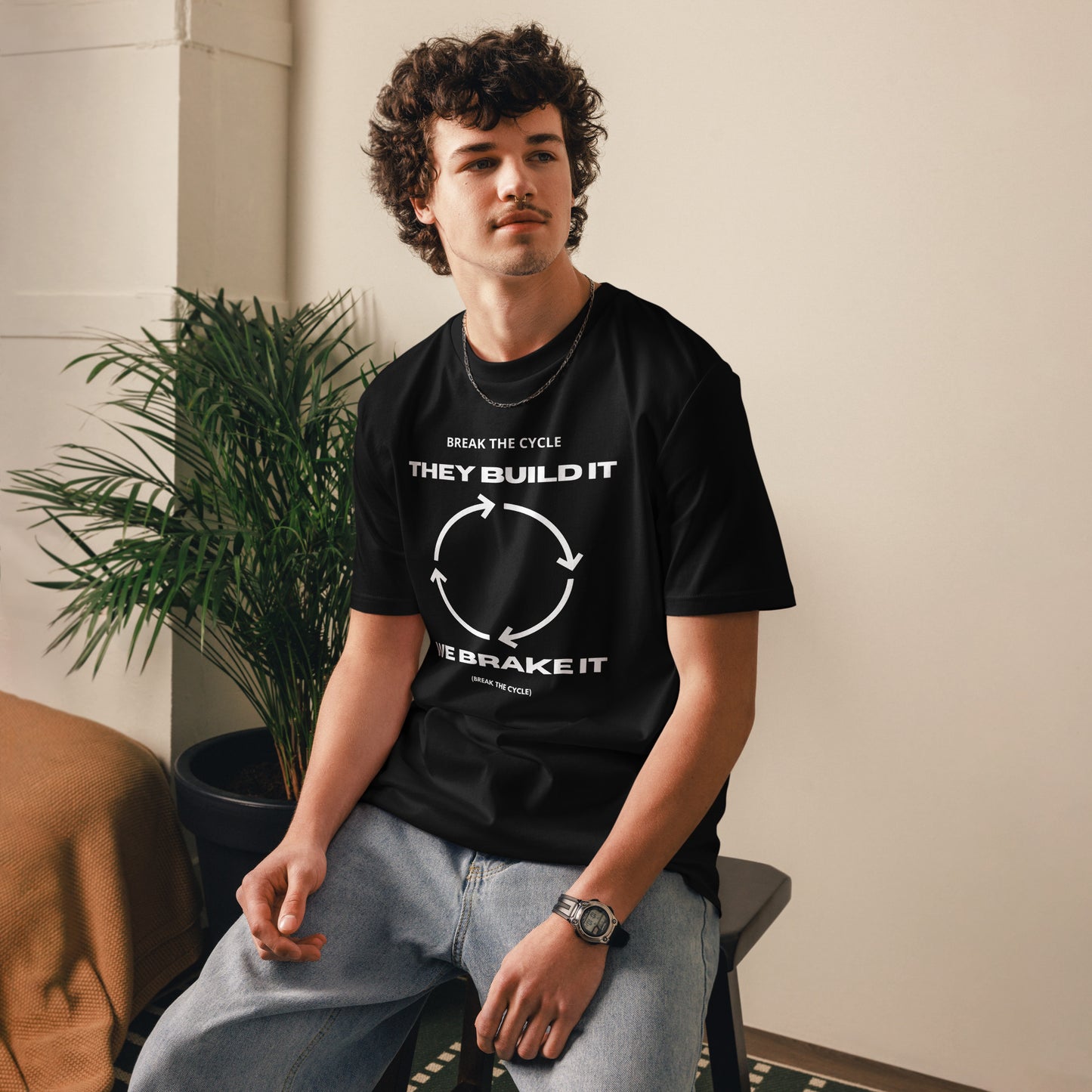 Schwarzes T-Shirt mit weißem Kreislauf-Motiv und dem Text „Break the cycle. They build it, we brake it"