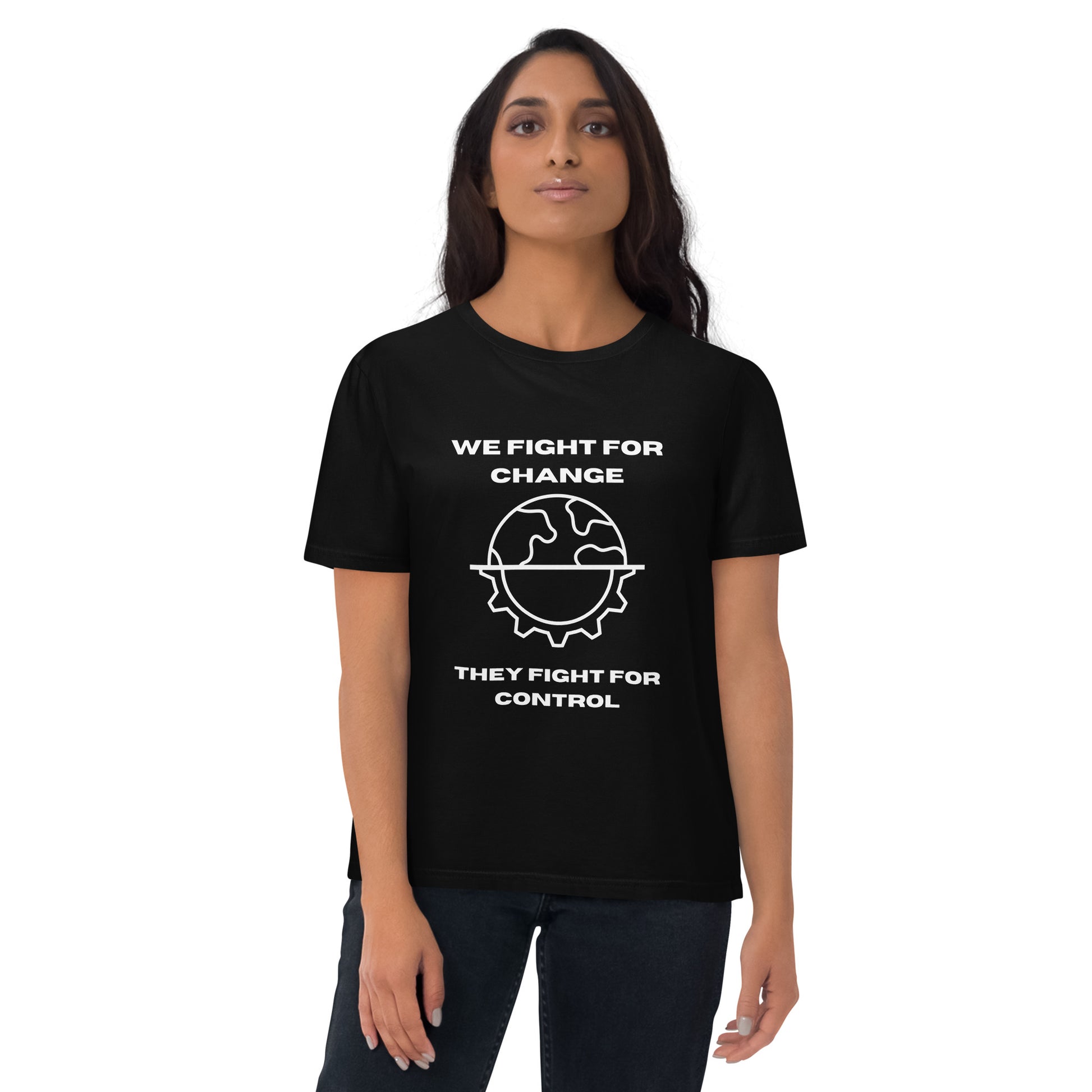 Schwarzes T-Shirt mit weißem Globus-Zahnrad-Motiv und dem Text „We fight for change, they fight for control“.