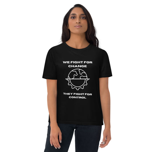 Schwarzes T-Shirt mit weißem Globus-Zahnrad-Motiv und dem Text „We fight for change, they fight for control“.