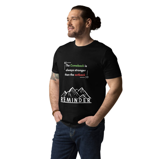 Schwarzes T-Shirt mit dem Spruch „The comeback is always stronger than the setback“ und einem weißen Berg-Motiv darunter mit dem Wort „REMINDER“