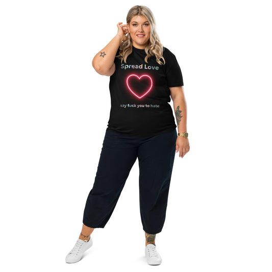 Schwarzes T-Shirt mit neonfarbenem Herz, dem Text „Spread Love“ und „say fuck you to hate“.
