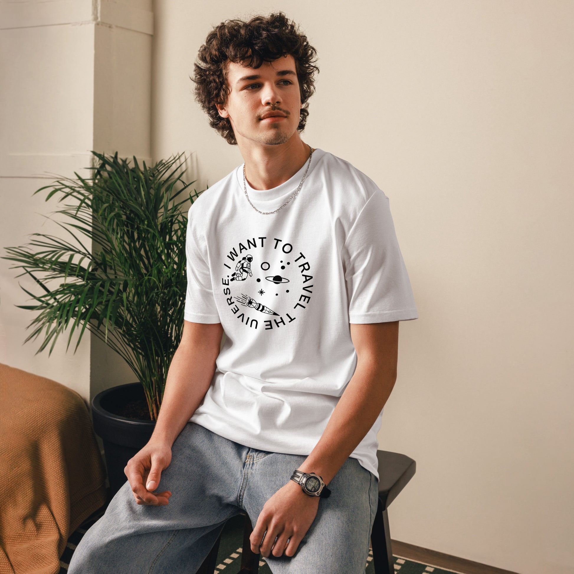Person trägt weißes T-Shirt mit „I want to travel the universe“-Print und Space-Motiv.