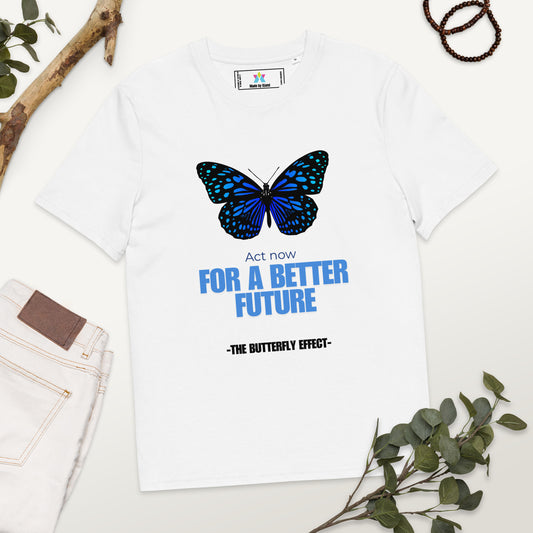 Weißes T-Shirt mit blauem Schmetterlingsmotiv und dem Text: „Act now for a better future – The Butterfly Effect“.