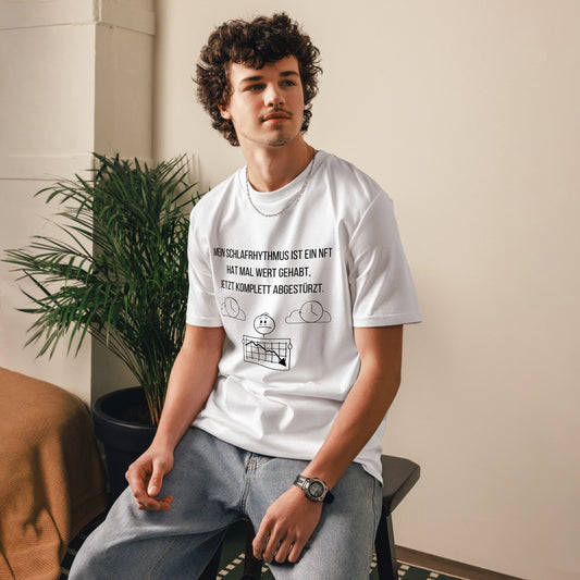 Weißes T-Shirt mit Text: „Mein Schlafrhythmus ist ein NFT. Hat mal Wert gehabt. Jetzt komplett abgestürzt.“ und einer abwärts verlaufenden Statistik über einem müden Strichmännchen im Bett.