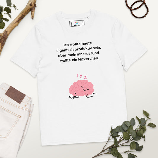 Weißes T-Shirt mit Text: „Ich wollte heute eigentlich produktiv sein, aber mein inneres Kind wollte ein Nickerchen.“ und Zeichnung eines schlafenden Gehirns.